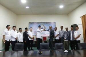 Bupati Bener Meriah, Tagore Abubakar menerima zakat dari Bank Aceh Syariah di Pendopo Bupati setempat. Foto / Ist