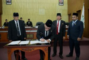 Bupati Bener Meriah, Tagore Abubakar mendatangi qanun APBK tahun 2025. Foto / Ist
