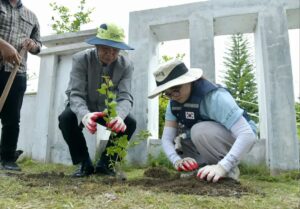 Bupati Bener Meriah, Armia bersama salah satu Mahasiswa Korea Selatan sedang menanam bibit pohon. Foto / Setdakab Bener Meriah