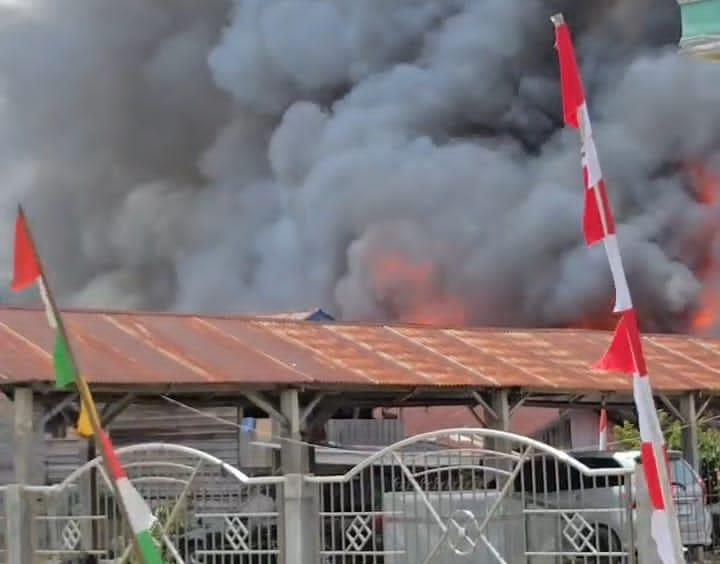 Kebakaran saat berlangsung di Pasar Jagong Jeger. Foto / Dok Warga