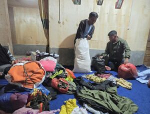 Warga Jagong Jeget sedang mengumpulkan bajur layak pakai bagi korban bencana. Foto / Romadani