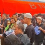 Bardan Sahidi saat menyalurkan bantuan selimut kepada korban kebakaran di Jagong Jeget. Foto / Ist