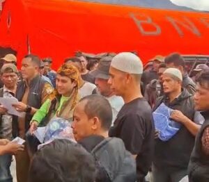 Bardan Sahidi saat menyalurkan bantuan selimut kepada korban kebakaran di Jagong Jeget. Foto / Ist
