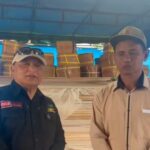 Kepala Dinas Sosial Aceh Tengah, Windi Darsa saat menyerahkan bantuan dari Salihin untuk korban kebakaran Jagong Jeget. Foto / Screenshot