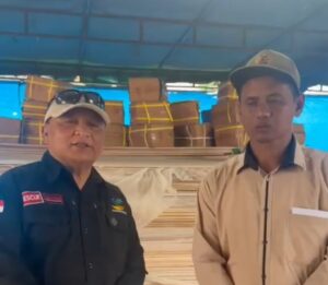 Kepala Dinas Sosial Aceh Tengah, Windi Darsa saat menyerahkan bantuan dari Salihin untuk korban kebakaran Jagong Jeget. Foto / Screenshot
