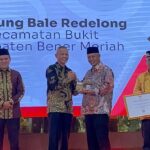 Penerimaan penghargaan desa anti korupsi oleh Bupati Bener Meriah, Armia. Foto / Setdakab Bener Meriah