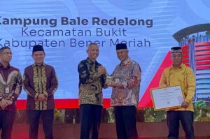 Penerimaan penghargaan desa anti korupsi oleh Bupati Bener Meriah, Armia. Foto / Setdakab Bener Meriah